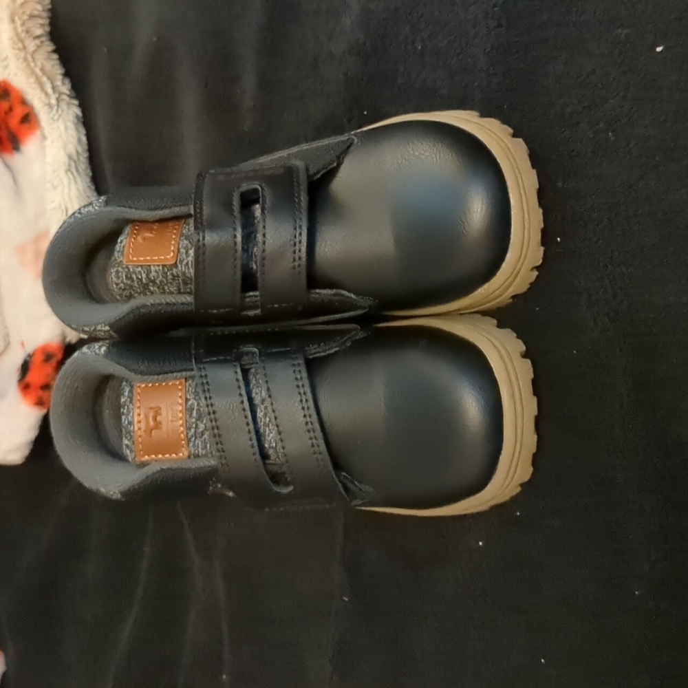 This is a new without tag part of size 9 boys Carter's dress boots